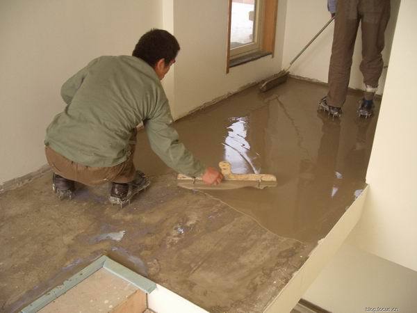 恒大样板房铺设地板用自流平砂浆